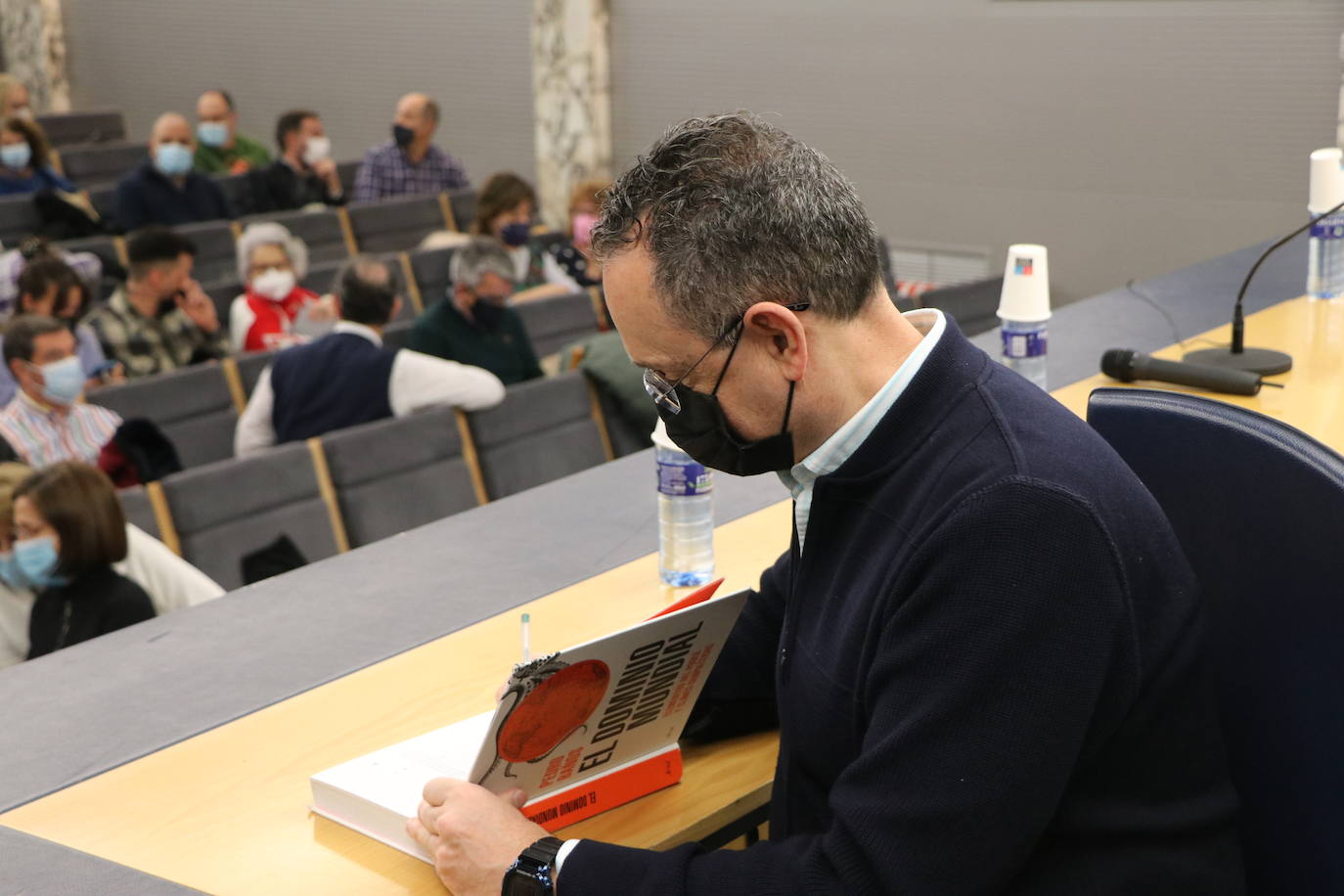 El escrito leonés llena con creces el Salón de Actos del Ayuntamiento de Ordoño II.