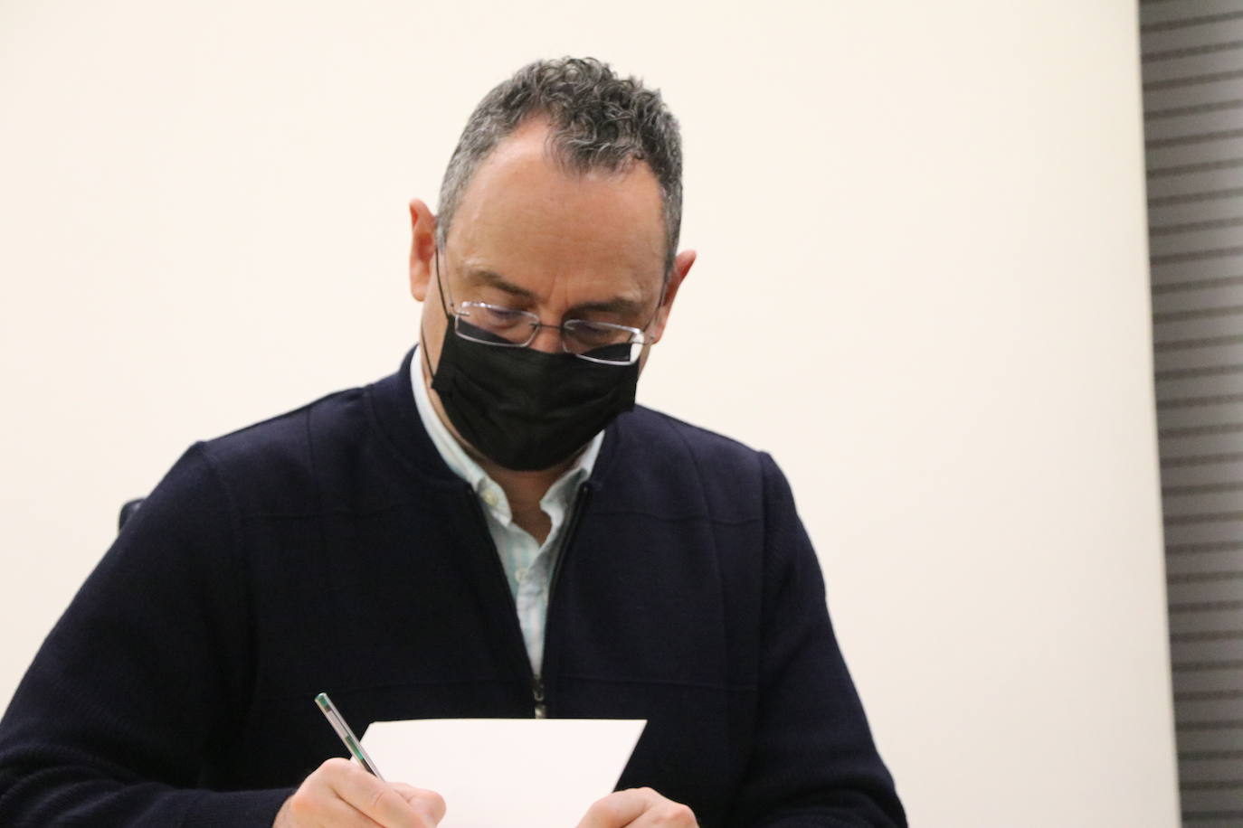 El escrito leonés llena con creces el Salón de Actos del Ayuntamiento de Ordoño II.