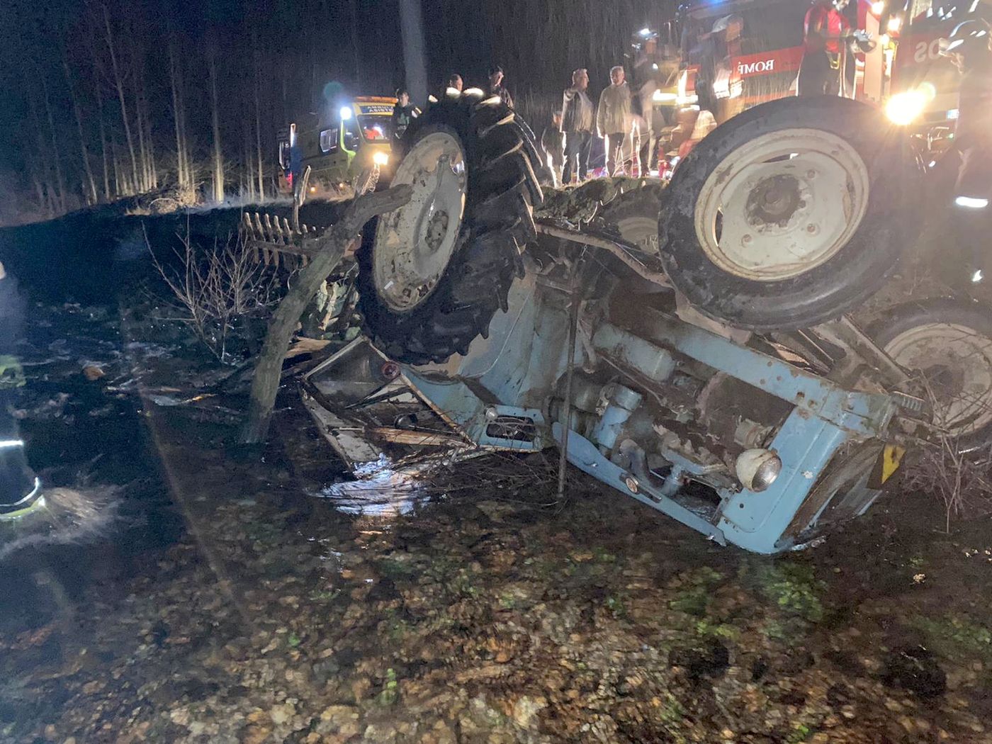 La persona llevaba varias horas atrapada bajo un tractor volcado, con todo el cuerpo sumergido, excepto la cabeza que permanecía fuera del agua, lo que permitió que se mantuviera con vida hasta que pudo ser rescatado por Bomberos de León. 