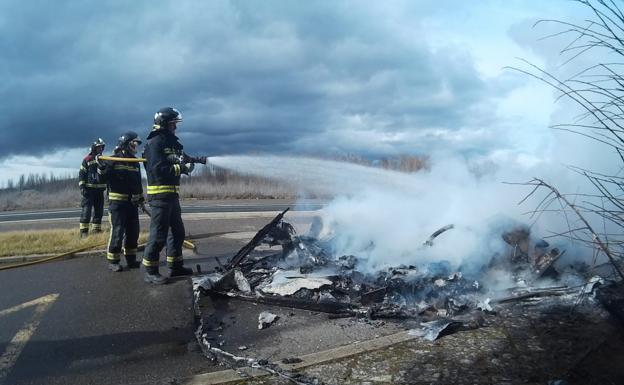 Bomberos de León actuan en el incendio de una caravana, a la altura de Mansilla Mayor