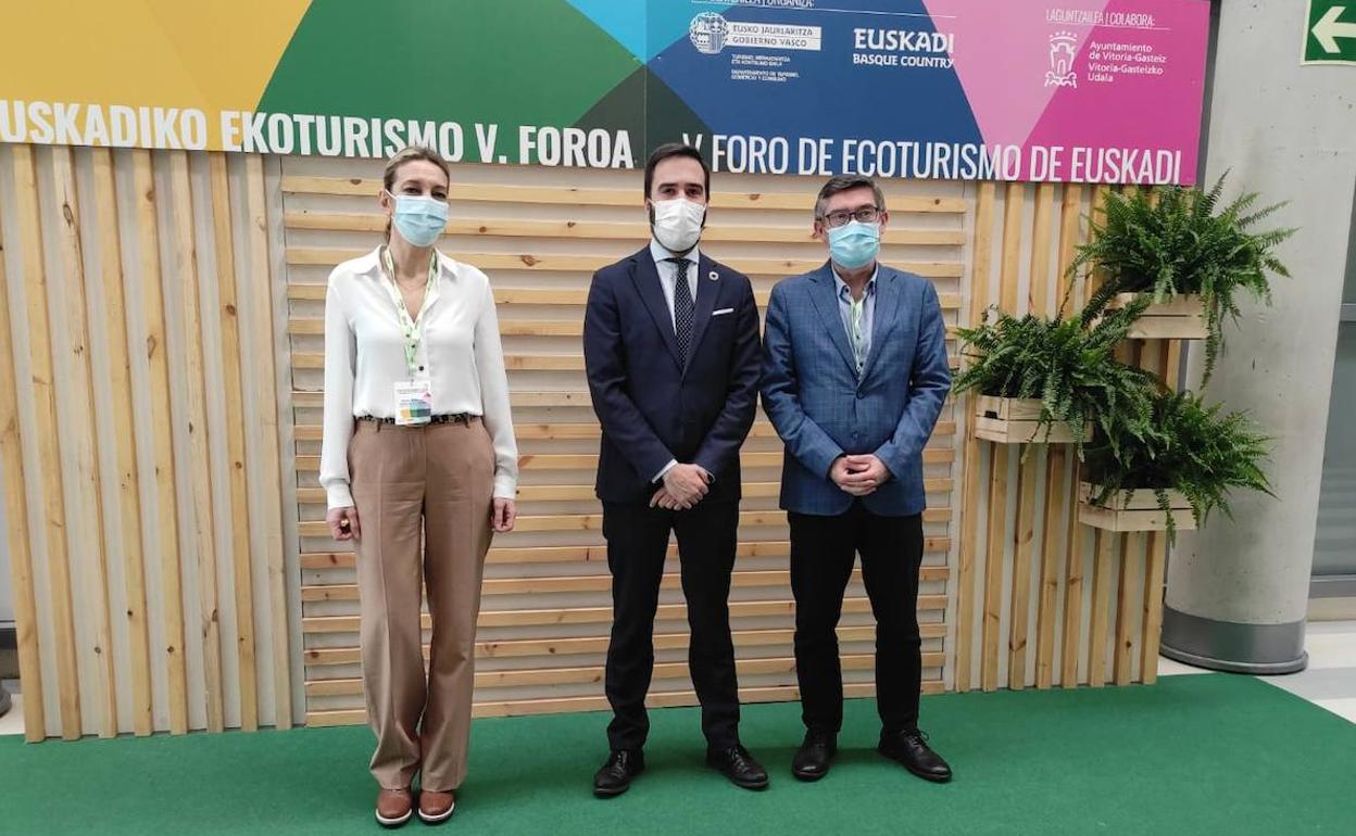 José Ángel Arranz y Estrella Torrecilla, en el foro de ecoturismo.