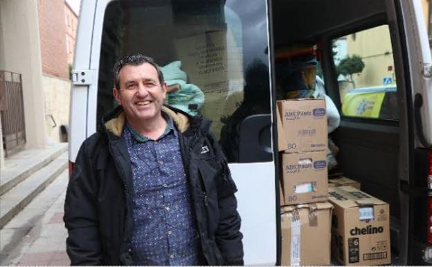 Pablo Lorenzo posa junto a la Parroquia de Jesús Divino Obrero de León y frente a la furgoneta que viaja este sábado rumbo a Polonia.