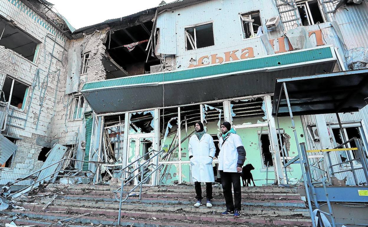 Moscú intensifica el acoso a Kiev y avisa de que atacará los envíos de armas de Occidente