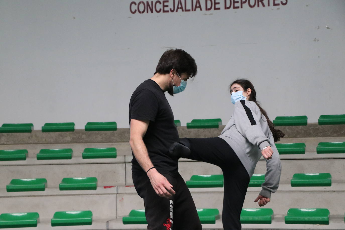 Las escuelas deportivas de León se convierten en un taller para aprender a emular las caídas y los golpes de cine.