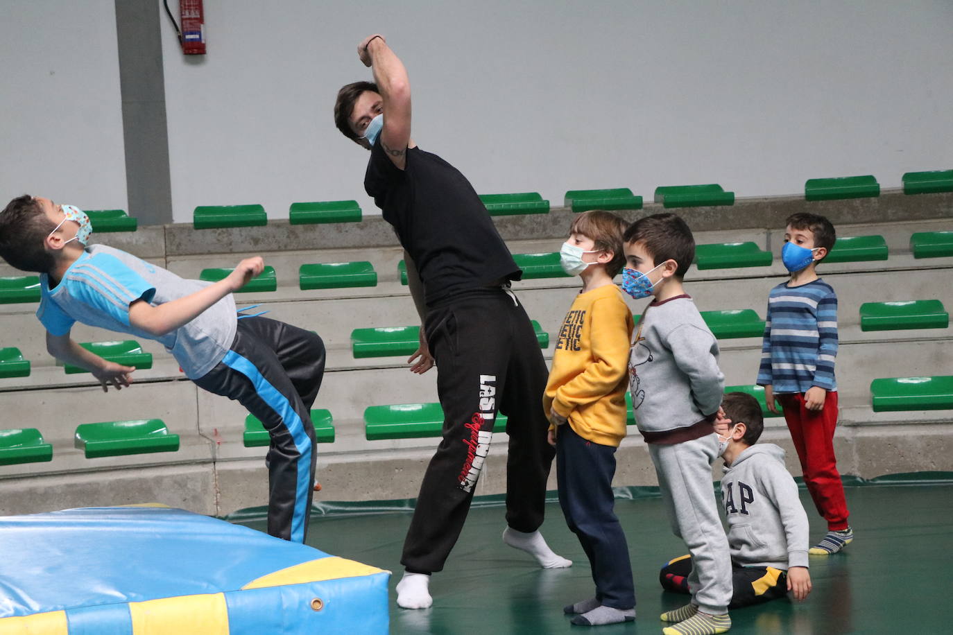 Las escuelas deportivas de León se convierten en un taller para aprender a emular las caídas y los golpes de cine.