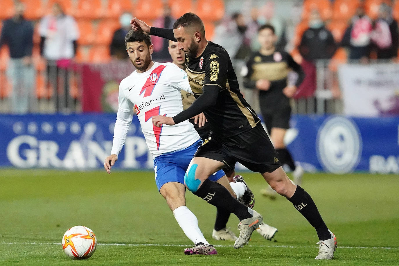 Jon Ander Amelibia conduce el esférico durante su duelo ante el Rayo Majadahonda. 