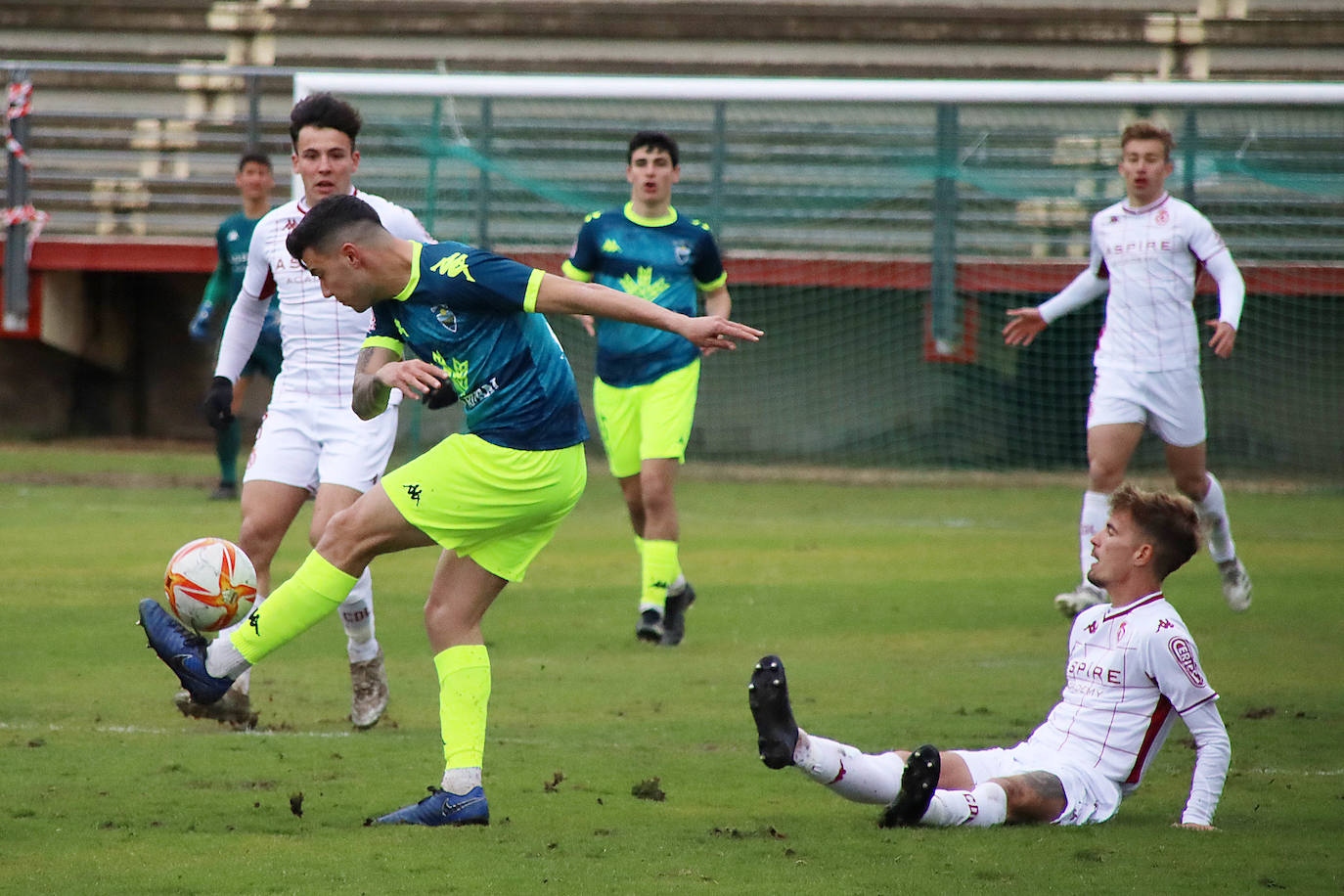 El Júpiter Leonés cae derrotado en su feudo por cero goles a dos ante el conjunto vallisoletano.