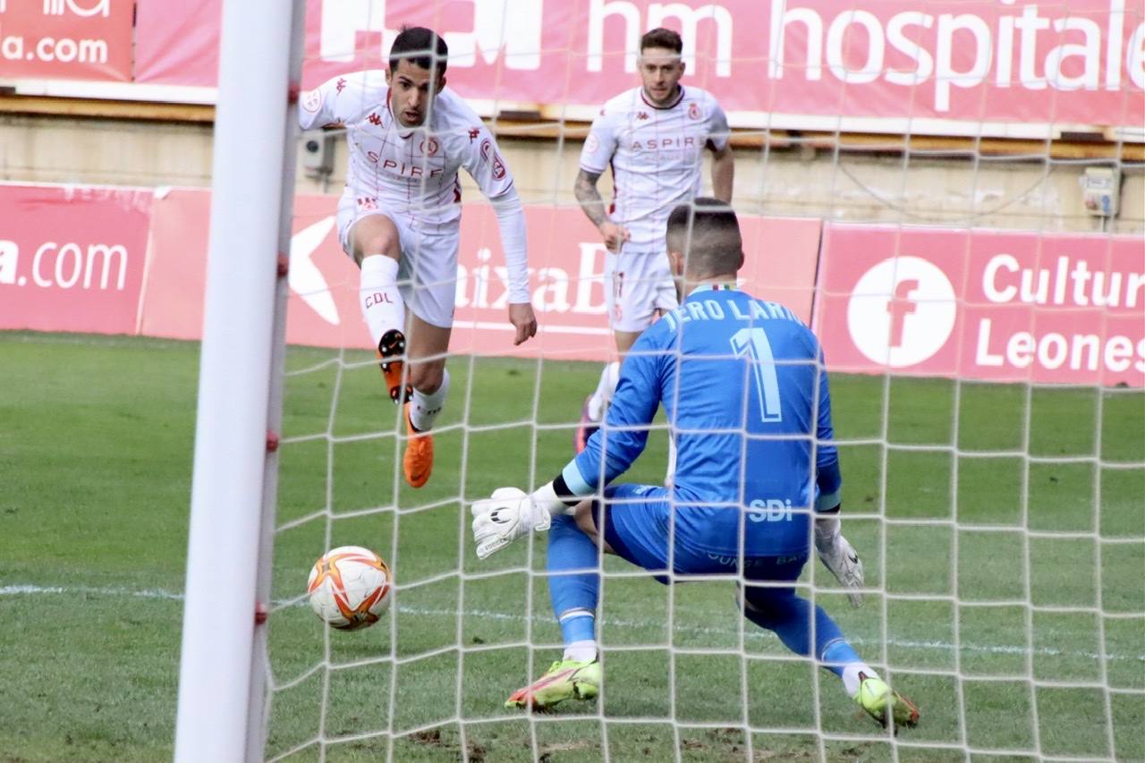 Alberto Solís anota el primer tanto de la Cultural y Deportiva Leonesa.