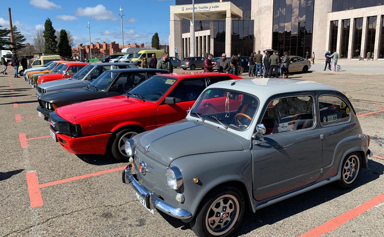 Reunión de vehículos clásicos en León.