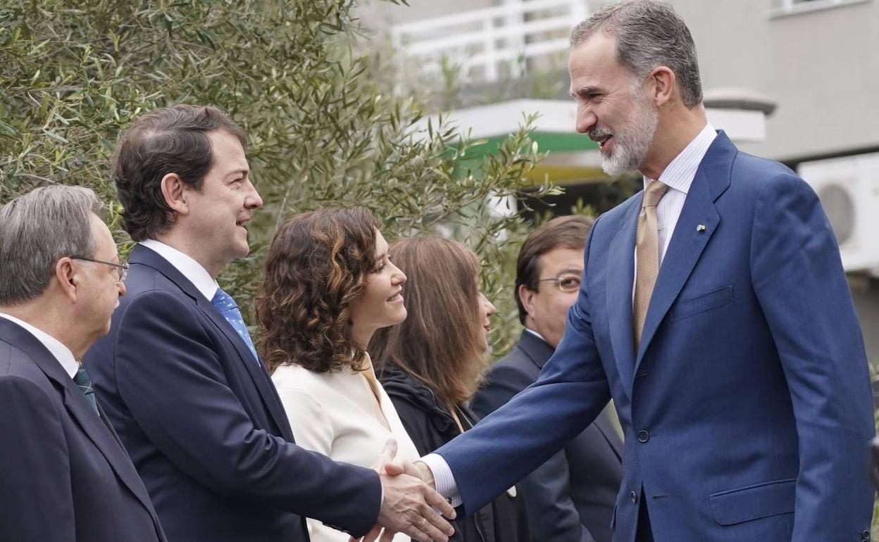 Alfonso Fernández Mañueco saluda al rey Felipe VI en La Palma.