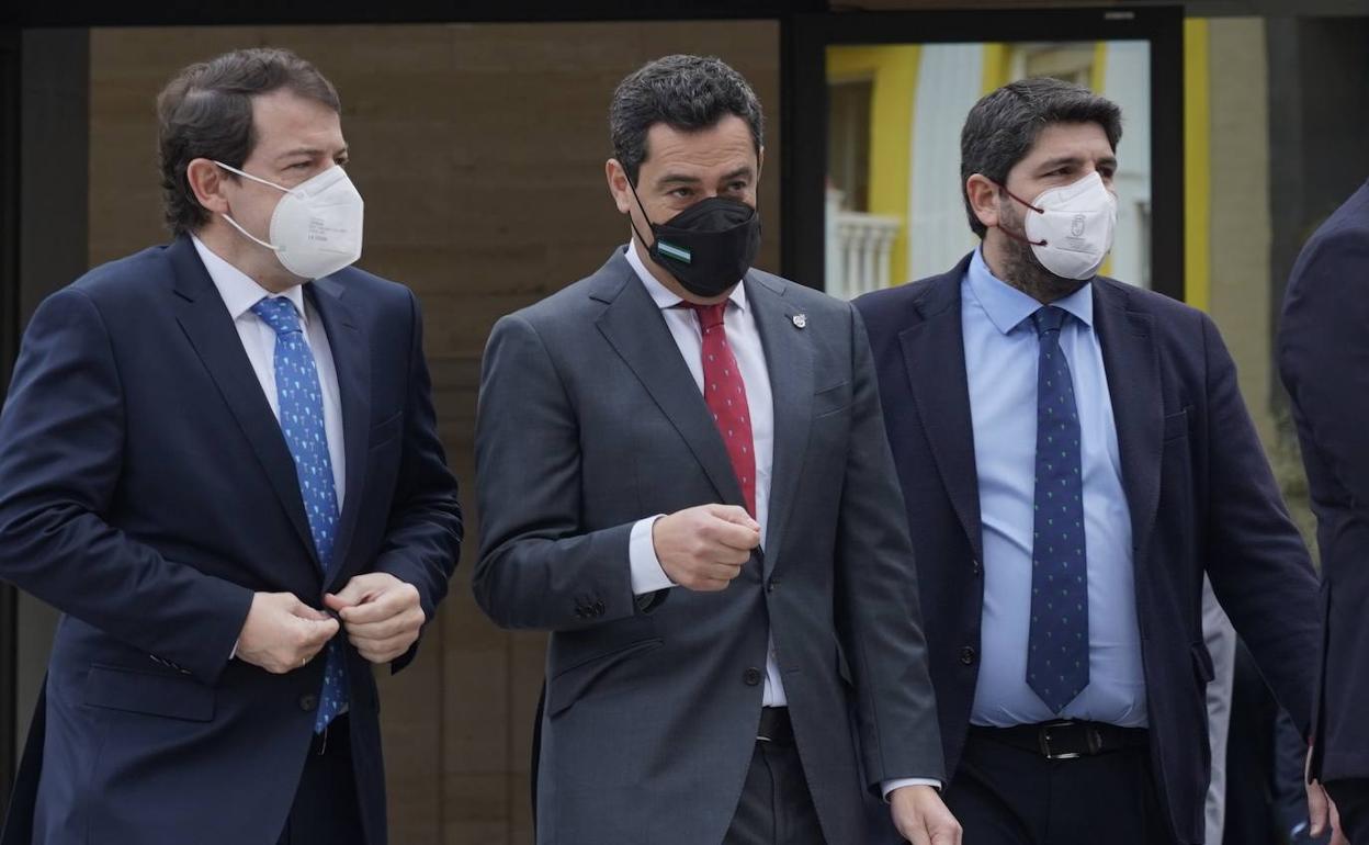 El presidente en funciones acudió a la reunión con el resto de líderes autonómicos y Pedro Sánchez.