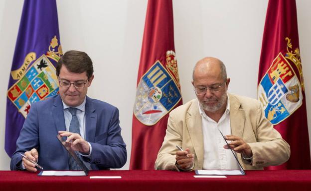 Firma del acuerdo que sustentó la coalición de PP y Cs en julio de 2019.