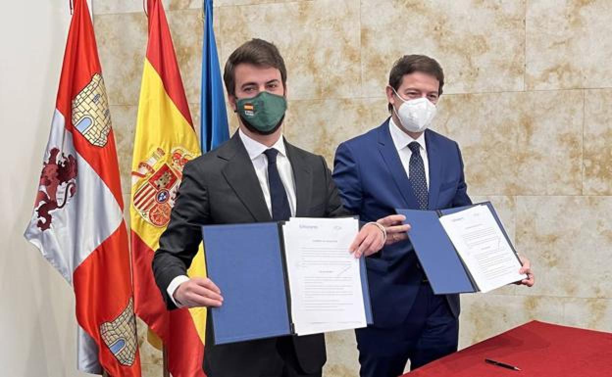 Juan García-Gallardo y Alfonso Fernández Mañueco muestran ejemplares del acuerdo recién firmados.