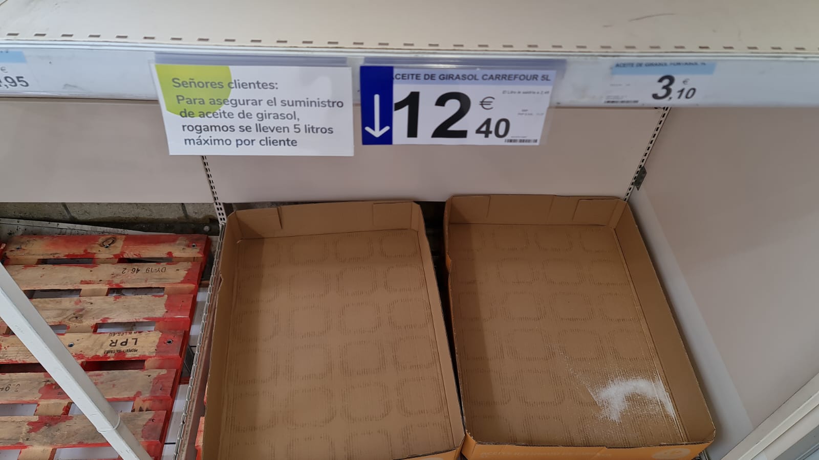 Aunque los supermercados desmienten que vayan a faltar productos, lo cierto es que las estanterías de algunos mercados permanecen 