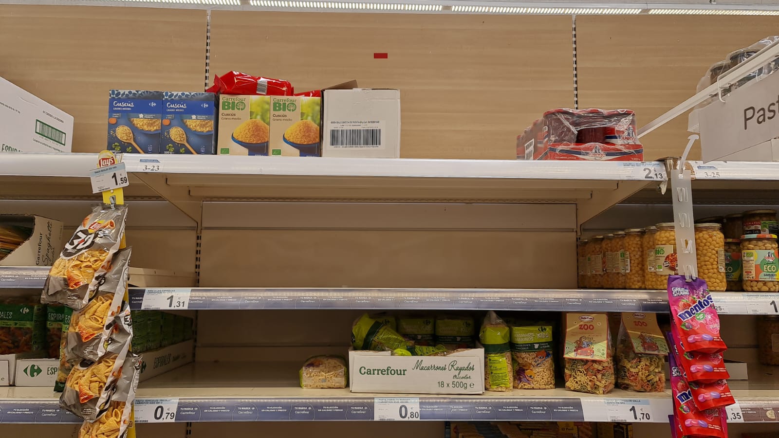 Aunque los supermercados desmienten que vayan a faltar productos, lo cierto es que las estanterías de algunos mercados permanecen 