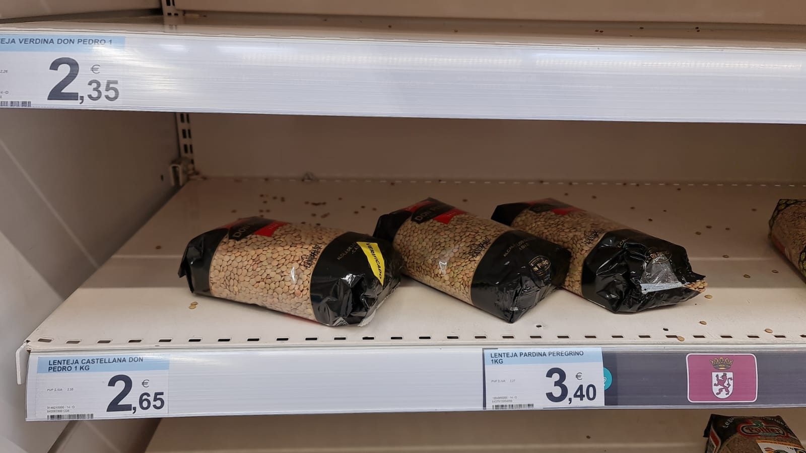 Aunque los supermercados desmienten que vayan a faltar productos, lo cierto es que las estanterías de algunos mercados permanecen 