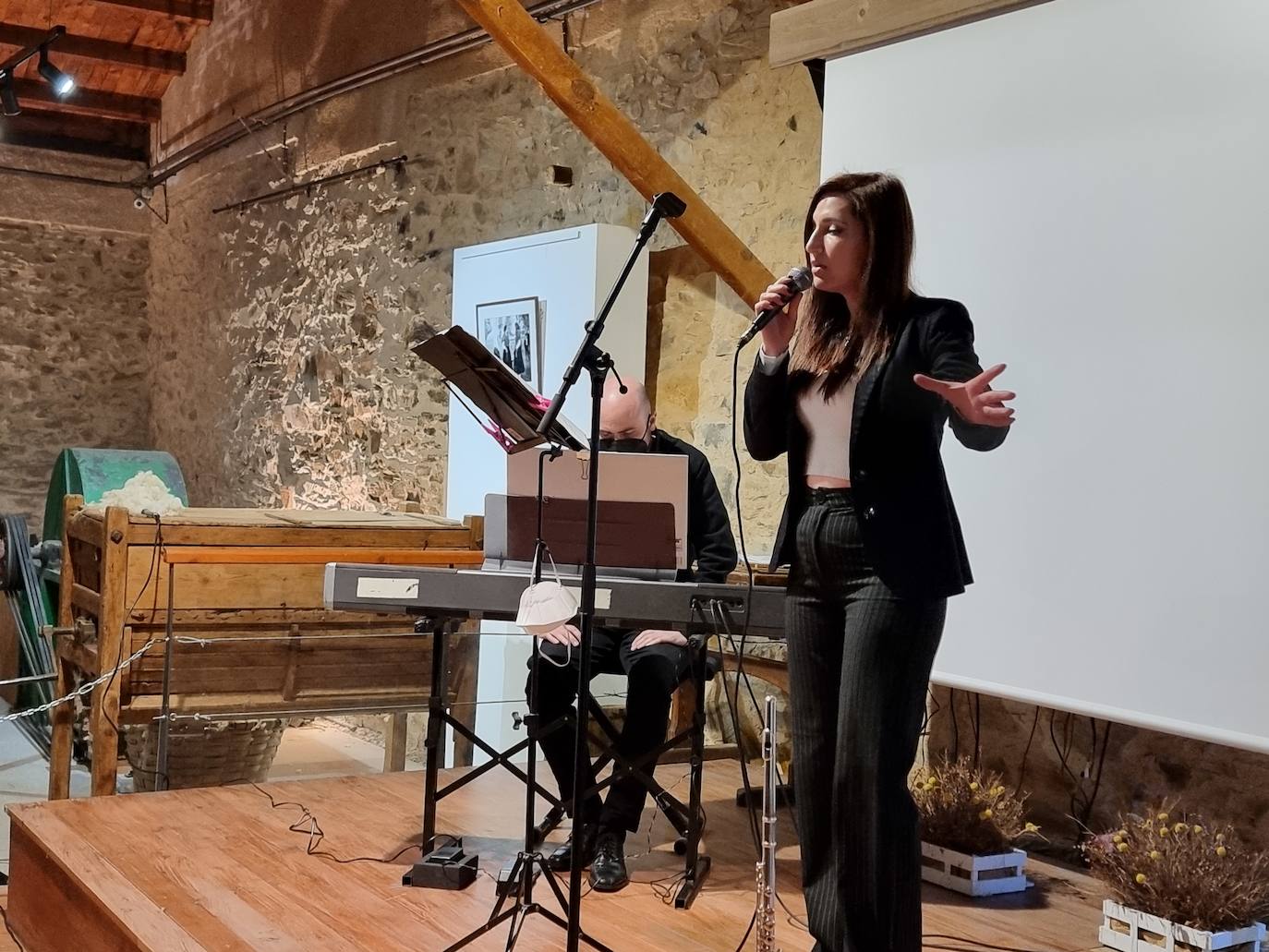 La soprano Rosario Moro ha hecho las delicias de los asistentes presentes en el Museo Textil de La Comunal de Val de San Lorenzo.