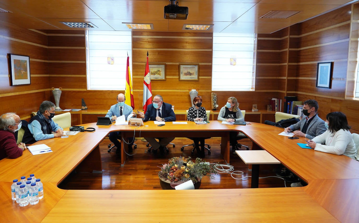 El consejero de Sanidad en funciones, Alejandro Vázquez, se reúne con el alcalde de Villablino, Mario Rivas, y con los representantes de la 'Plataforma en defensa de la sanidad pública del Bierzo y Laciana'.