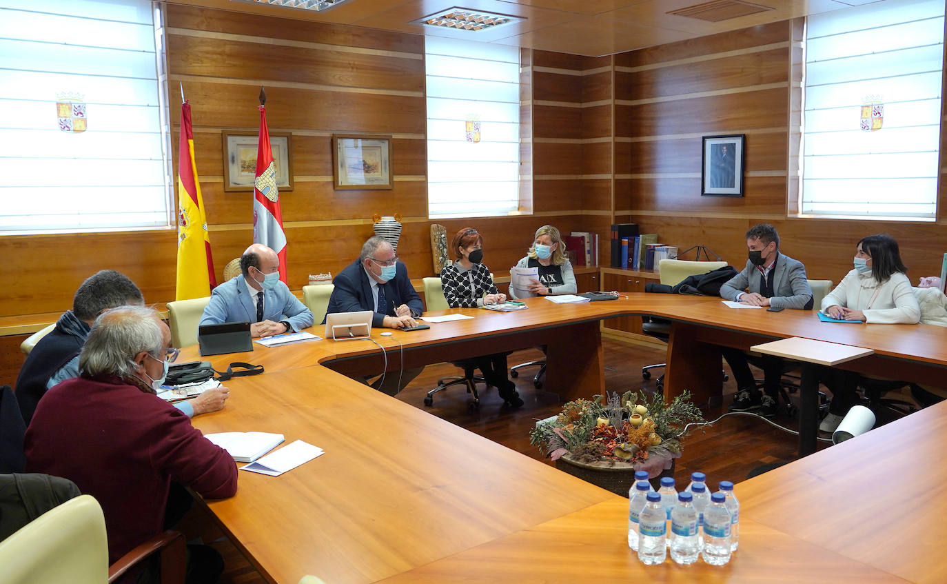 El consejero de Sanidad en funciones, Alejandro Vázquez, se reúne con el alcalde de Villablino, Mario Rivas, y con los representantes de la 'Plataforma en defensa de la sanidad pública del Bierzo y Laciana'.