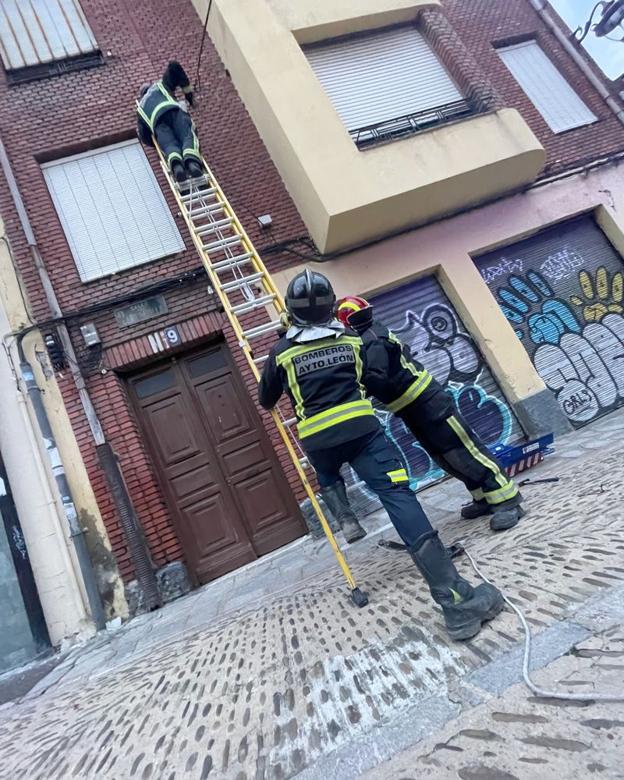 Bomberos de León durante una de las intervenciones en León capital. 