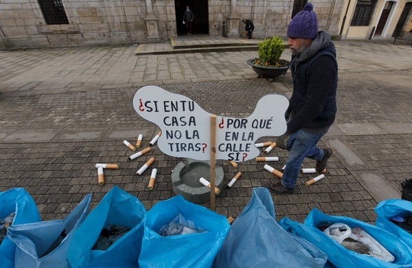 Basura y colillas recogidas por los integrantes del proyecto Orbanajo en las orillas del río Sil en Ponferrada.