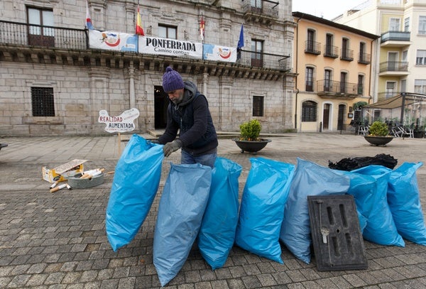 Basura y colillas recogidas por los integrantes del proyecto Orbanajo en las orillas del río Sil en Ponferrada.