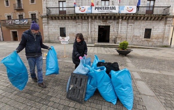 Basura y colillas recogidas por los integrantes del proyecto Orbanajo en las orillas del río Sil en Ponferrada.