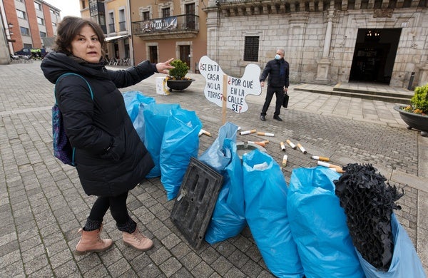 Basura y colillas recogidas por los integrantes del proyecto Orbanajo en las orillas del río Sil en Ponferrada.