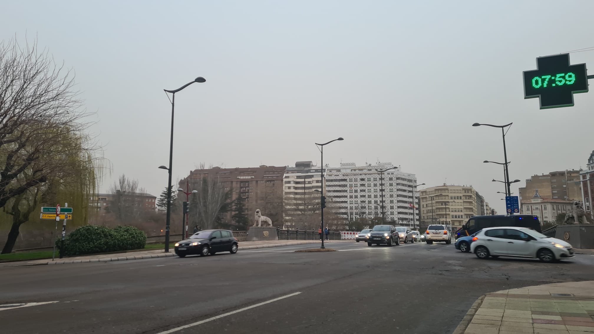 Los coches han amanecido cubiertos de arena rojiza en un fenómeno poco común en estas latitudes y que subirá la temperatura a los 20 grados.