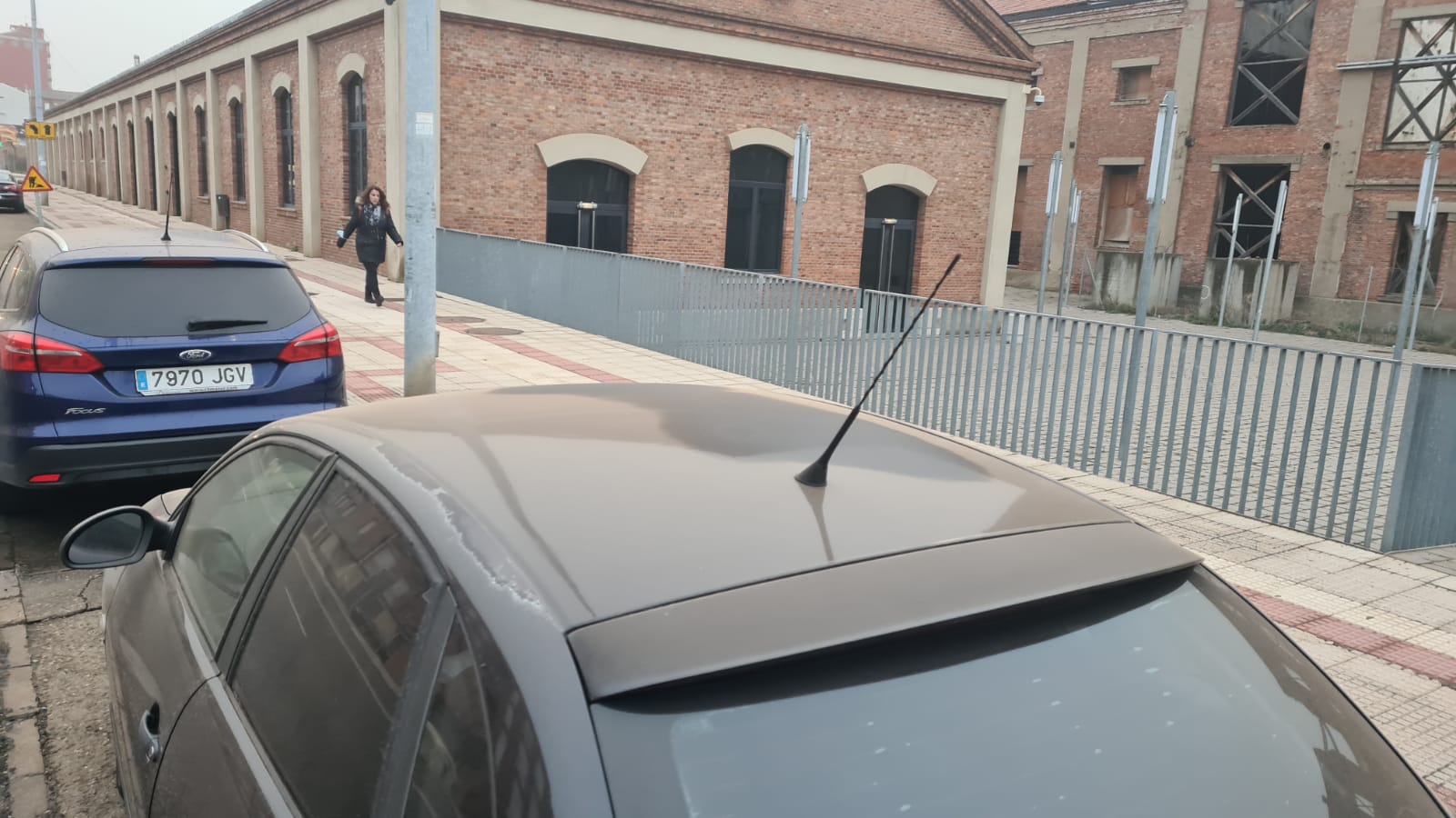 Los coches han amanecido cubiertos de arena rojiza en un fenómeno poco común en estas latitudes y que subirá la temperatura a los 20 grados.