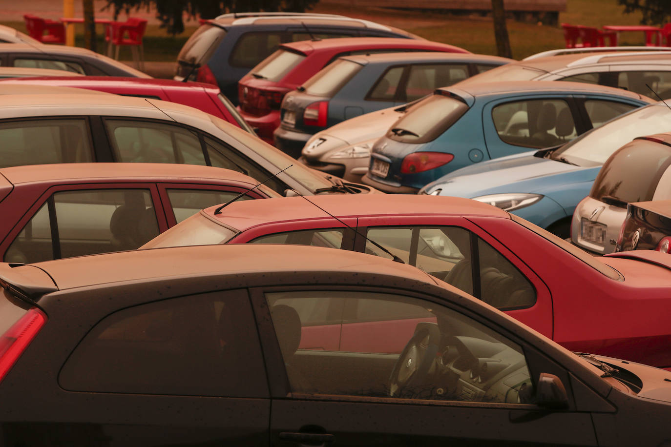 Los coches han amanecido cubiertos de arena rojiza en un fenómeno poco común en estas latitudes y que subirá la temperatura a los 20 grados.