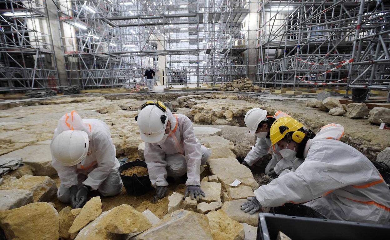 Los arqueólogos trabajan bajo el suelo de una catedral de Notre-Dame llena de andamios