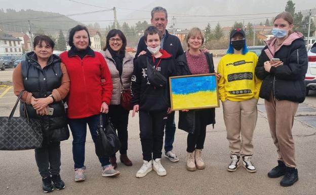 Imagen principal - Villamanín ha realizado una muestra de solidaridad sin precedentes en el municipio. En la imagen, los ucranianos acogidos en el municipio y, a la derecha, la responsable de la iniciativa solidaria. 