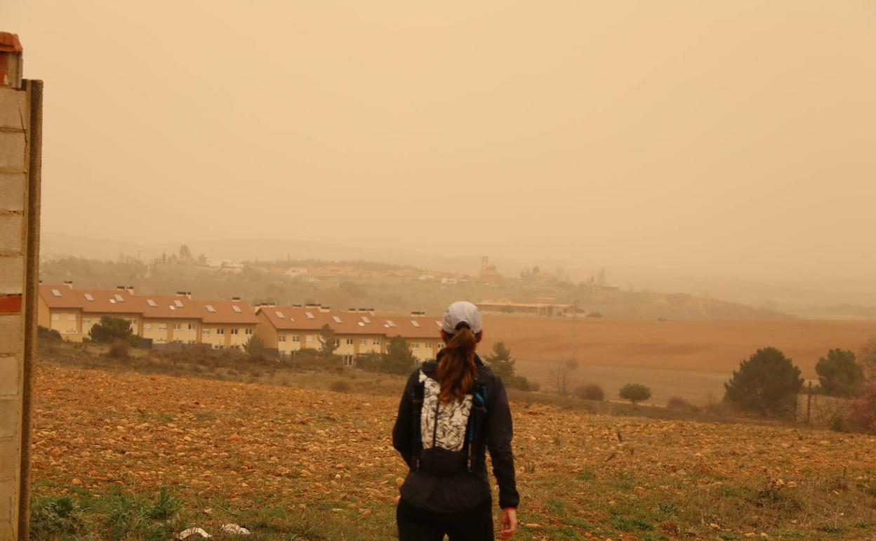 La calima se empezará a retirar en las próximas horas tras dejar una lluvia de barro en su despedida.