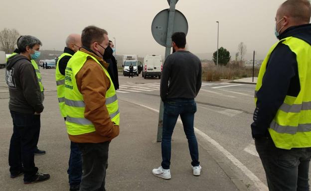 Imagen de los camioneros parados en la avenida Asturias de Ponferrada. 