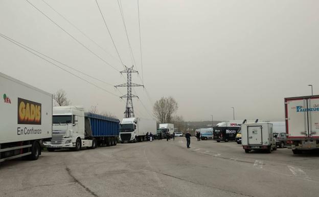 Los camiones parados por el piquete en Ponferrada esperan a ambos lados de la carretera.