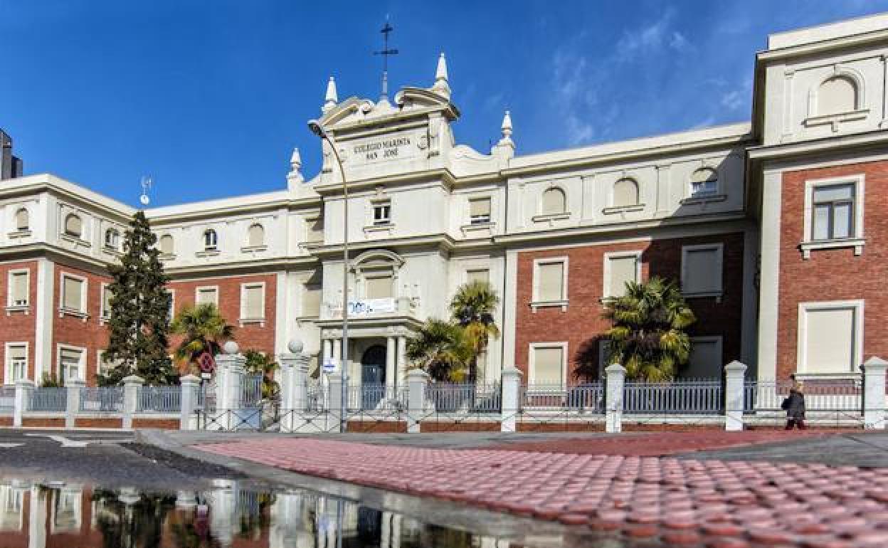 Fachada del colegio Maristas San José de León.