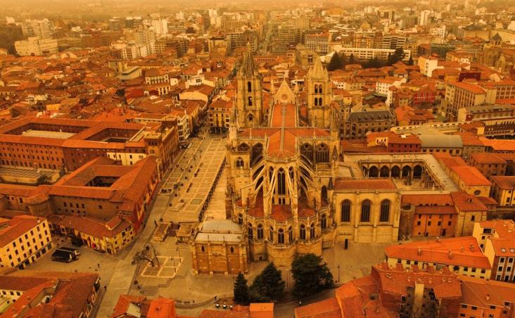 Imagen de la catedral de León vista desde un dron este miércoles.