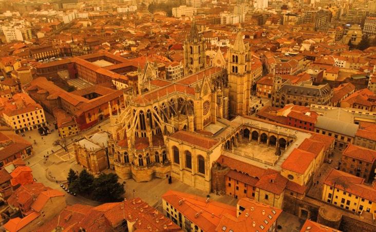 Imagen de la catedral de León vista desde un dron este miércoles.