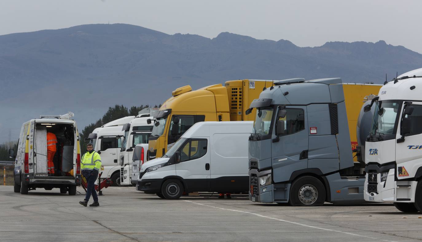 Camiones embolsados en el aparcamiento de emergencia de Camponaraya (León)