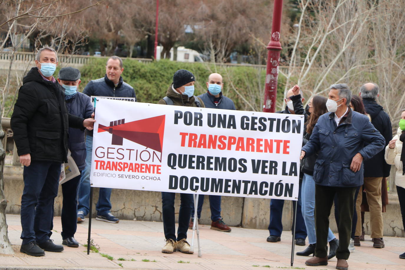 Cerca de una treintena de vecinos del Severo Ochoa se concentran frente a los juzgados de León