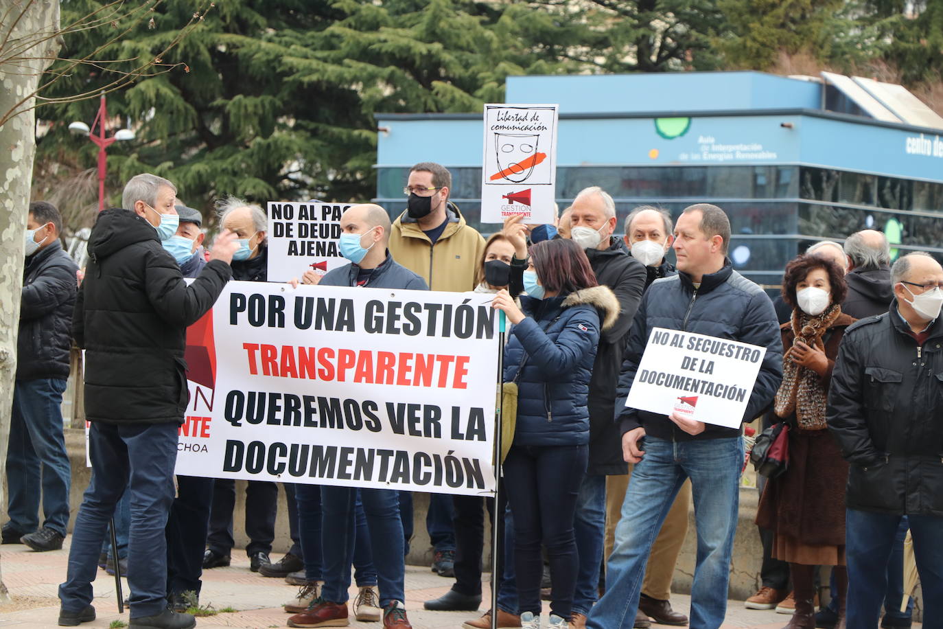 Cerca de una treintena de vecinos del Severo Ochoa se concentran frente a los juzgados de León