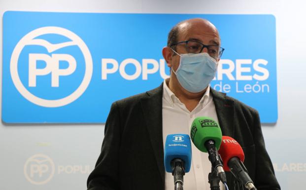 El portavoz popular en la Diputación de León, Francisco Castañón, durante la rueda de prensa este jueves. 