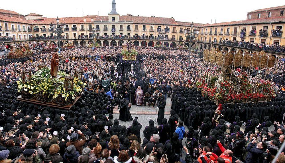 Imagen tradicional del Encuentro en Viernes Santo, que este año será muy diferente tras la decisión de los hermanos de la cofradía.