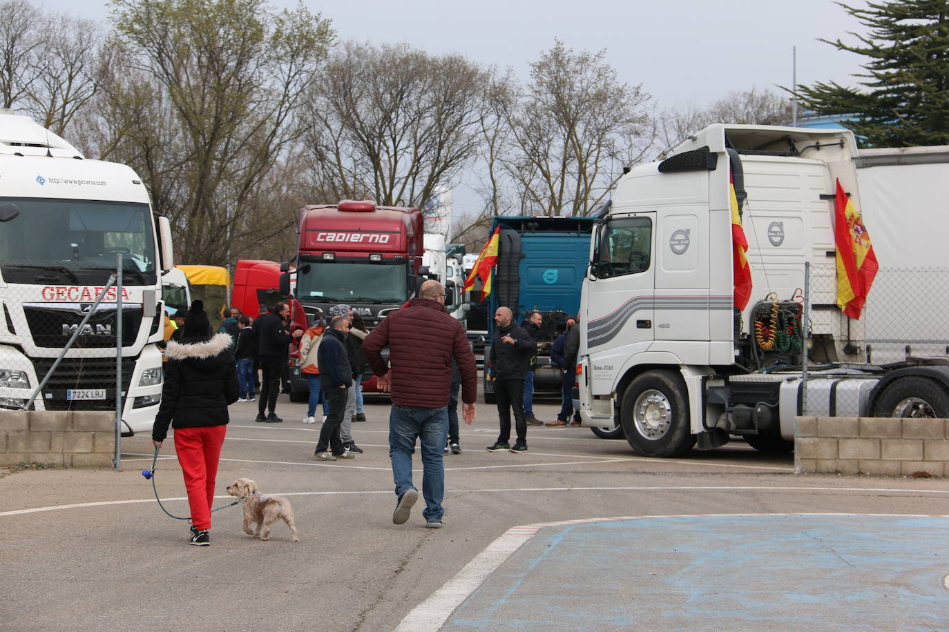 Nueva jornada de movilización: más de 60 camiones quieren colapsar la entrada y salida del polígono de Villadangos. La Plataforma del sector asegura que «este paro va a ser más duro» que otros vividos y «no se levantará el pie hasta que se reconozcan las reivindicaciones». Los transportistas reconocen que la subida del carburante es «la gota que ha colmado el vaso», pero las peticiones del sector pasan por «la revisión de la edad de jubilación, los pagos a 30 días, el reconocimiento de enfermedades profesionales y la regulación de las paradas». 