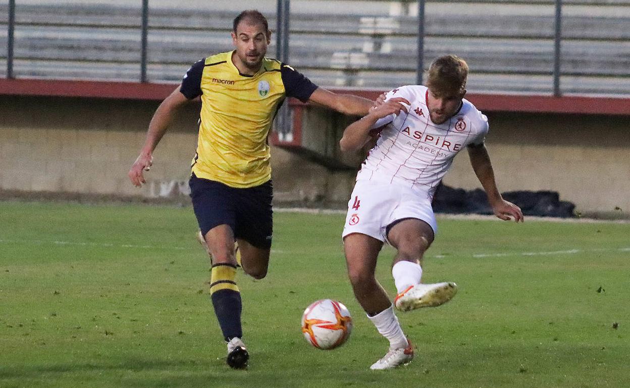 La Virgen y Júpiter disputarán un partido fundamental para ambos en Los Dominicos. En la imagen, un lance del choque de la primera vuelta en el Área Deportiva de Puente Castro.