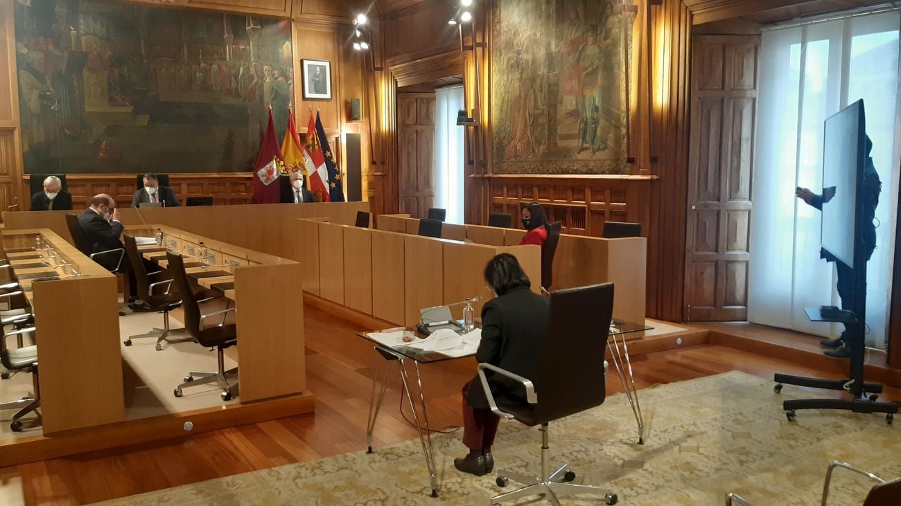 La Diputación respalda una modificación de crédito de 27 millones para elevar hasta 50 los planes provinciales. El presidente de la institución remarca la necesidad de tomar esta decisión para agilizar la llegada de efectivo a los ayuntamientos. «Es una cuestión de urgencia», asegura. 