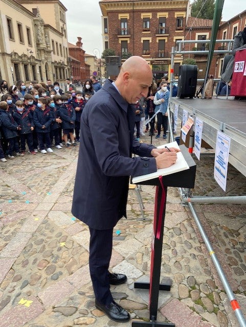 El centro retransmite un programa desde la Plaza de San Isidoro soilidario con Ucrania
