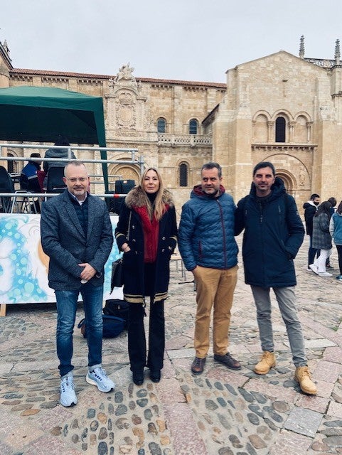 El centro retransmite un programa desde la Plaza de San Isidoro soilidario con Ucrania