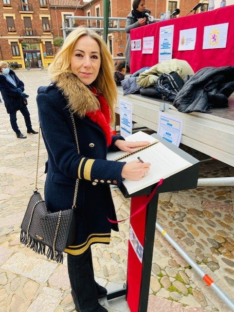 El centro retransmite un programa desde la Plaza de San Isidoro soilidario con Ucrania